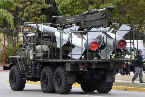 Un camión ruso S-125 Neva/Pechora (SA-3 GOA) carga misiles tierra-aire rusos a una base militar en Caracas, el 4 de marzo de 2015, en el marco de maniobras militares generales.