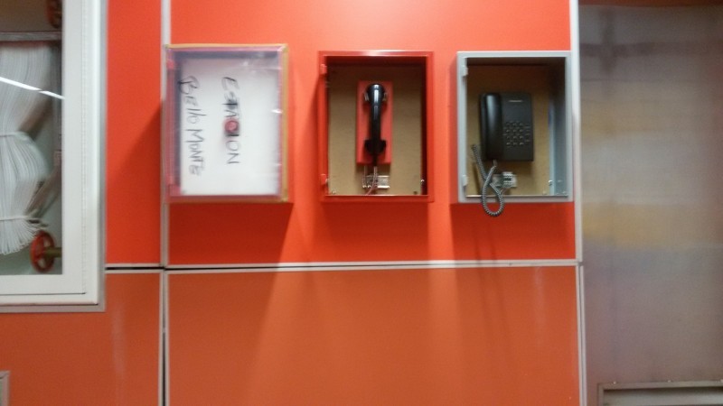Teléfonos y alarma de emergencia, sin nada o cubiertos con plástico.