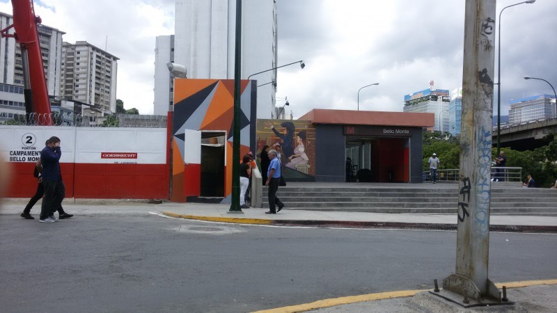 Portón Odebrecht y entrada de la estación Bello Monte