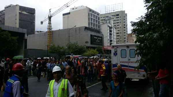 Trabajadores del Ministerio del Transporte esperan en la Avenida Francisco de MIranda